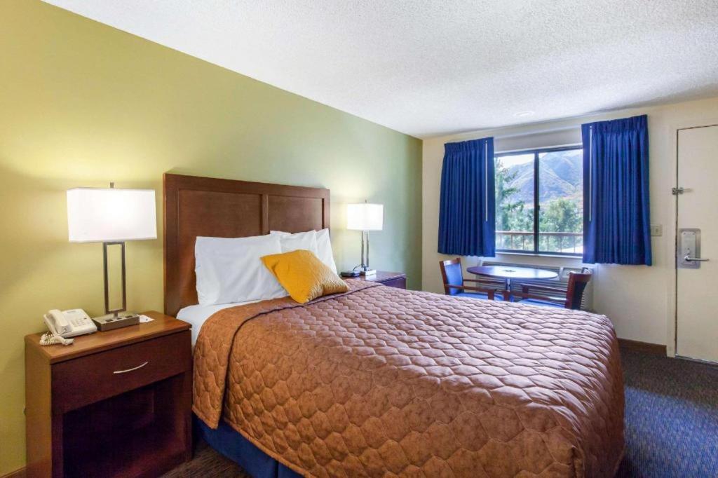 Rodeway Inn Glenwood Springs Bagian luar foto
