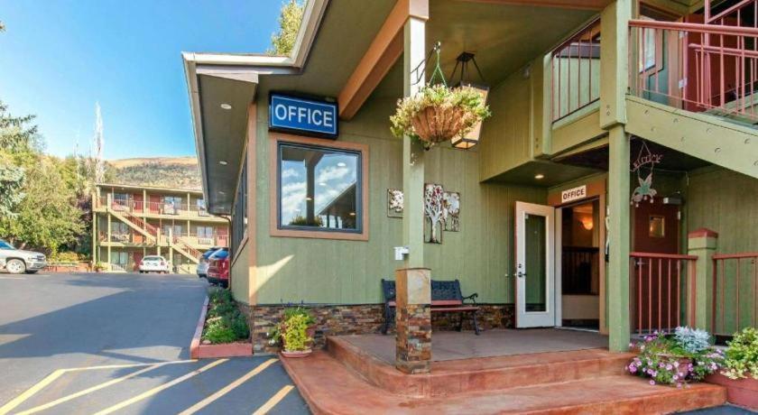 Rodeway Inn Glenwood Springs Bagian luar foto